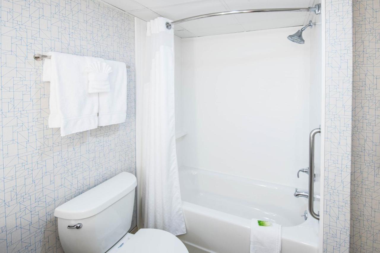 Holiday Inn Express Woodbridge By Ihg Avenel Eksteriør billede