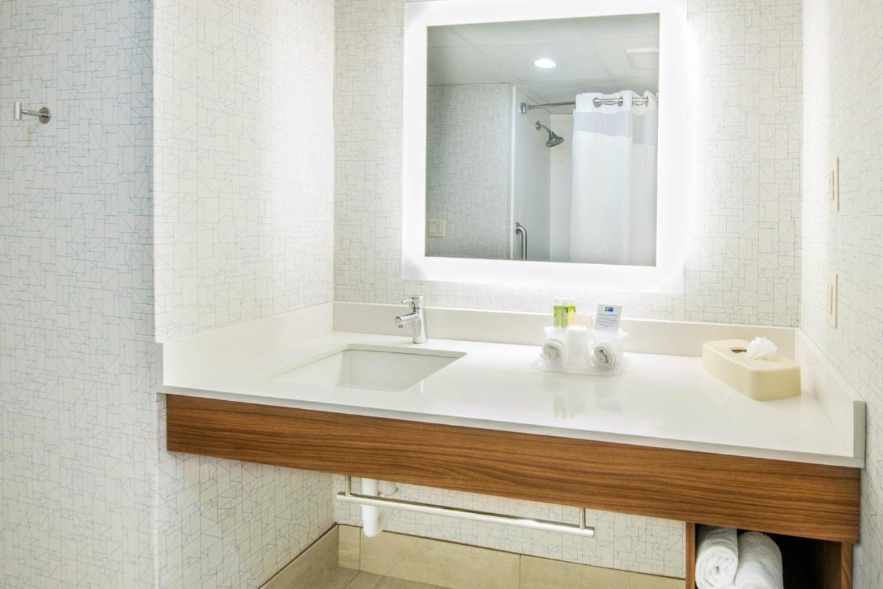 Holiday Inn Express Woodbridge By Ihg Avenel Eksteriør billede