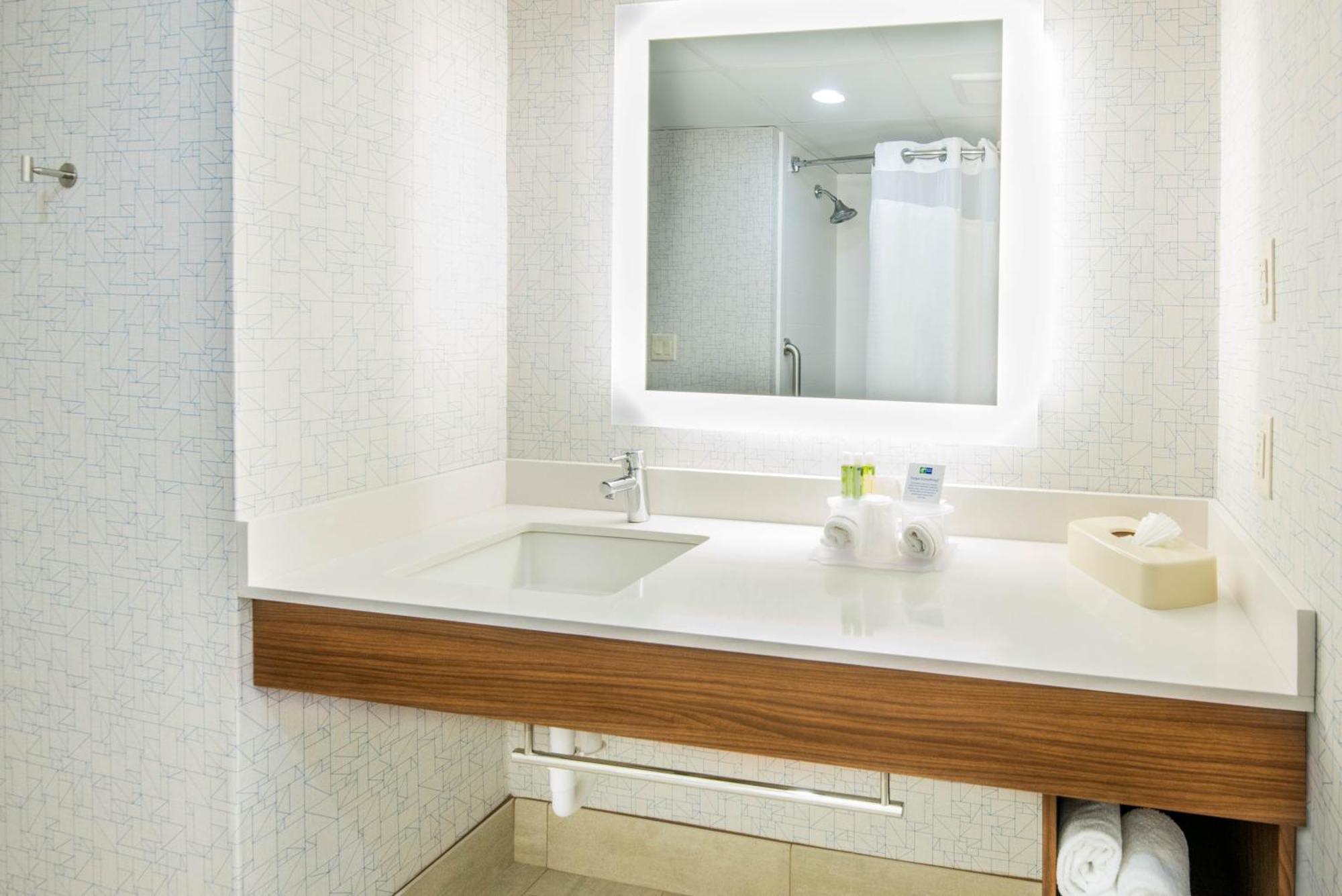 Holiday Inn Express Woodbridge By Ihg Avenel Eksteriør billede