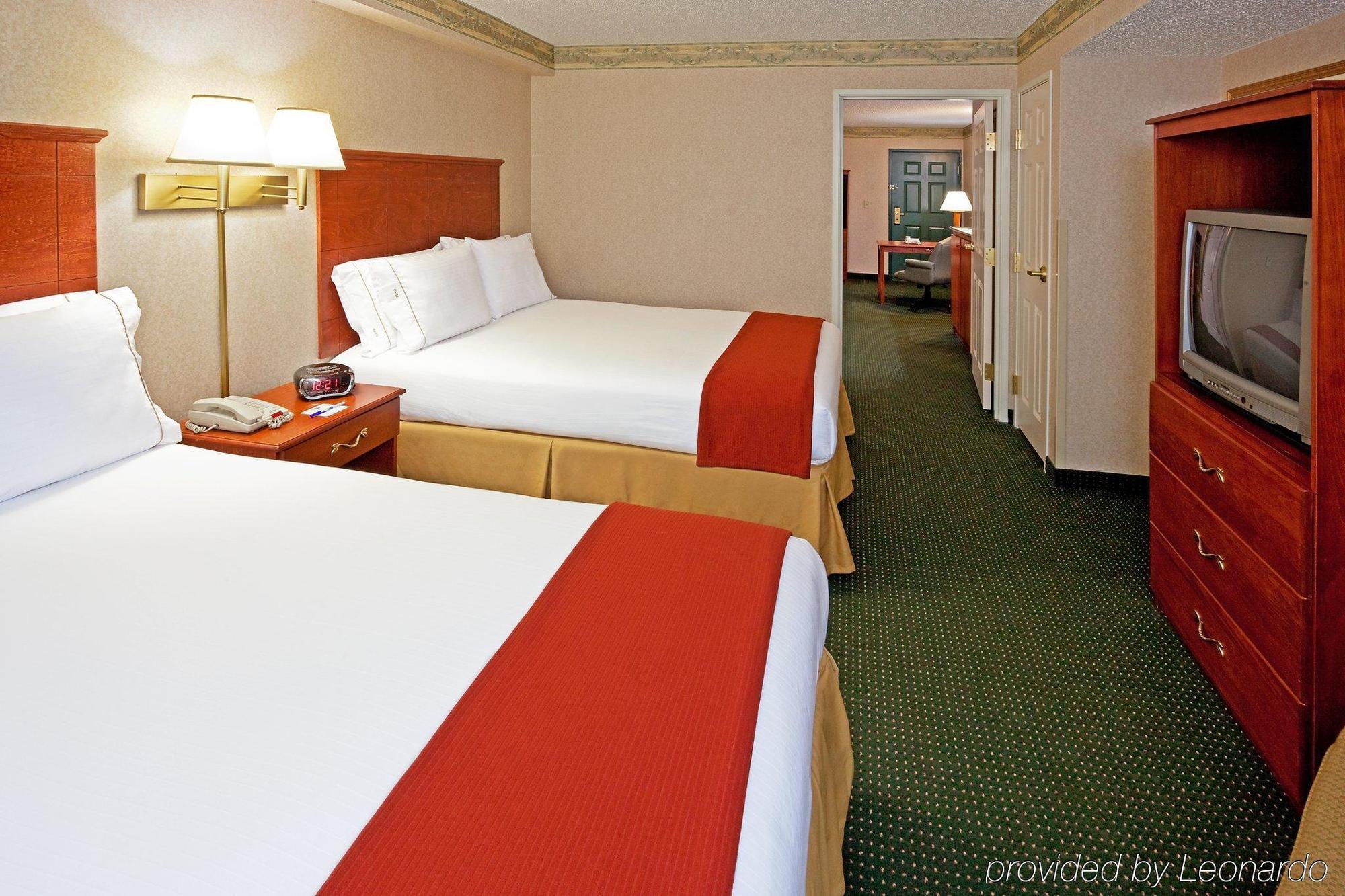 Holiday Inn Express Woodbridge By Ihg Avenel Eksteriør billede