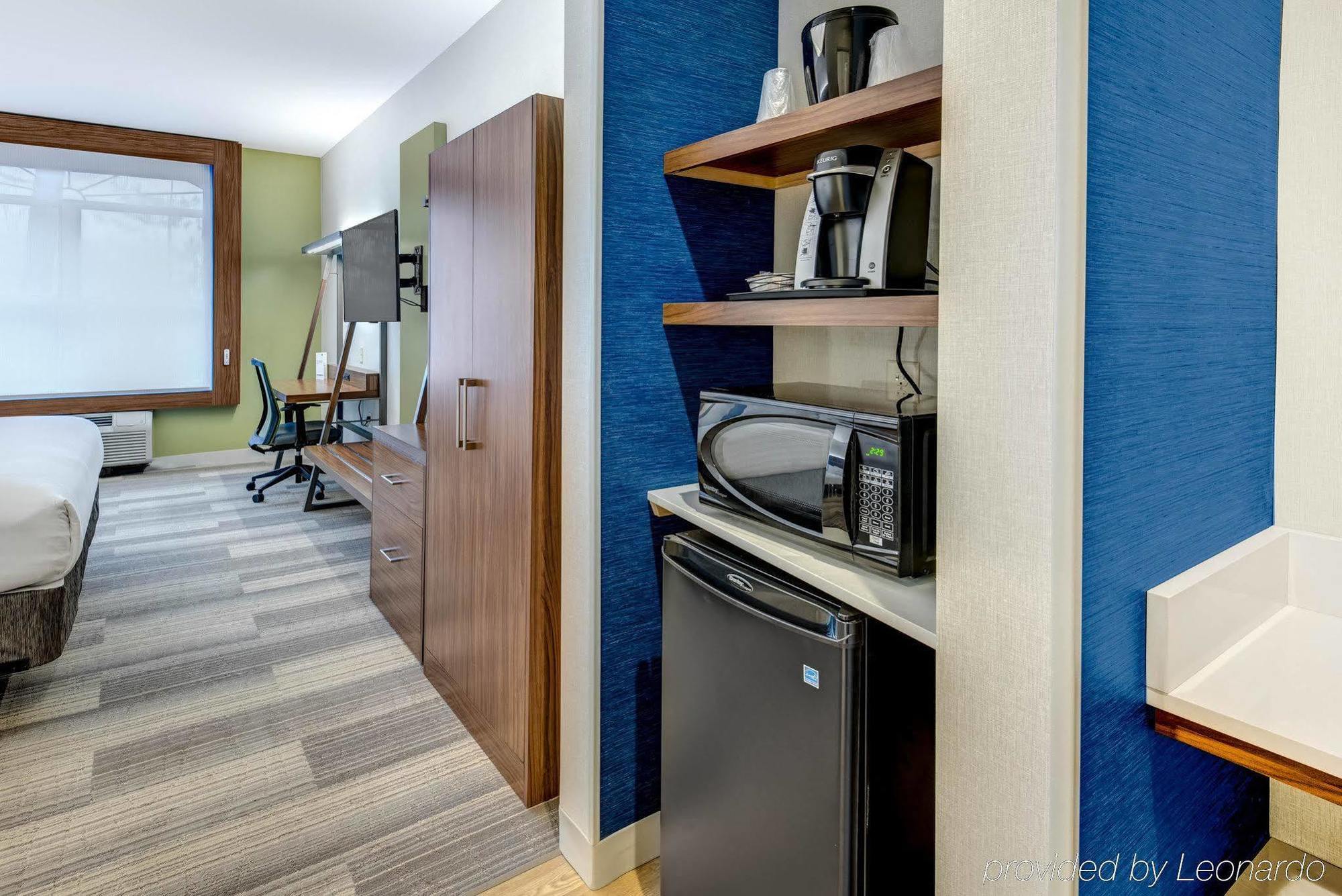 Holiday Inn Express Woodbridge By Ihg Avenel Eksteriør billede