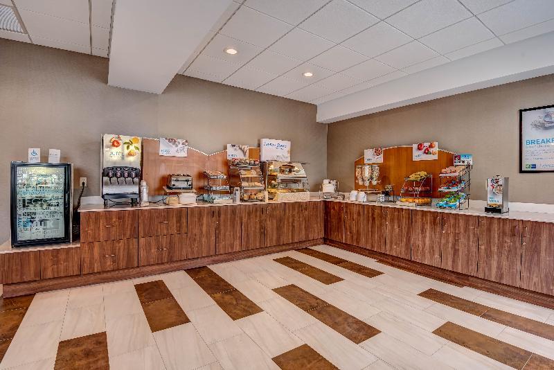 Holiday Inn Express Woodbridge By Ihg Avenel Eksteriør billede